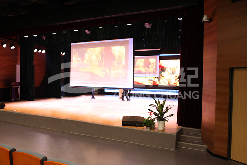 深中南山創新學校階梯教室-舞臺區域